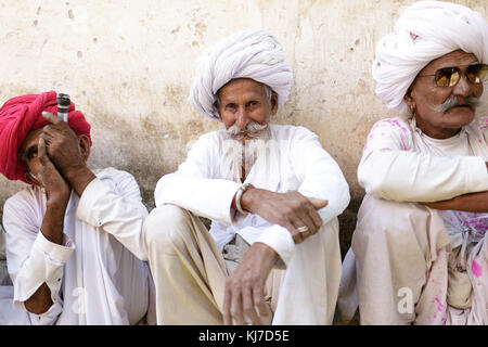 Mitglied der ethnischen Minderheit - rabari Mann rauchen Tonpfeife. Foto bei Landschaft in der Nähe von Jodhpur, Rajasthan, Indien. Stockfoto