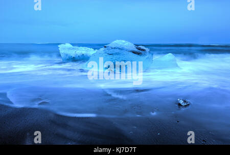 Blick auf die Gletscherlagune Jokulsarlon, Island, am Strand, da es der Atlantische Ozean trifft. jokulsarlon ist ein großer Gletschersee im Südosten von Island Stockfoto