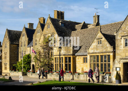 Lygon Arms Hotel aus dem 17. Jahrhundert Coaching Inn vom Cotswold Kalkstein in Cotswolds village Szene gebaut. High Street Broadway Worcestershire England Großbritannien Stockfoto