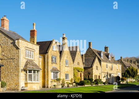 Traditionelle englische Cotswold Kalkstein Cottages in ziemlich fundamentale Cotswolds Dorf. Broadway, Worcestershire, Cotswolds, England, Großbritannien, Großbritannien Stockfoto