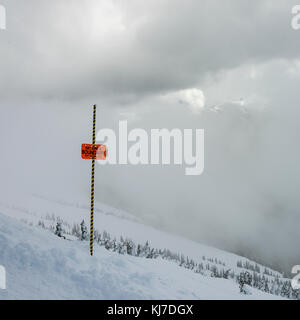 Ski Area boundary Zeichen im Schnee, Whistler, British Columbia, Kanada Stockfoto