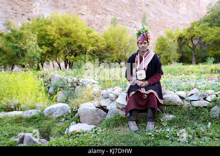 Elder arischen Mann in traditioneller Kleidung stehen im Feld, Dah Hanu, Ladakh, Jammu und Kaschmir, Indien. Stockfoto