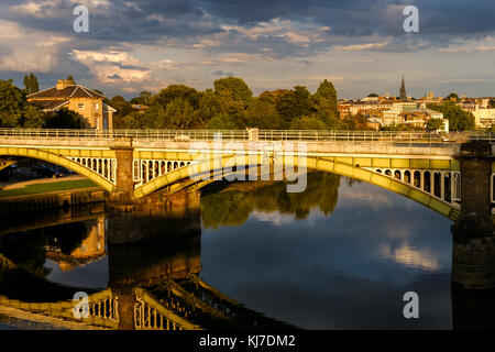 Die Eisenbahnbrücke über den Fluss Themse und Richmond upon Thames im Hintergrund, England Stockfoto