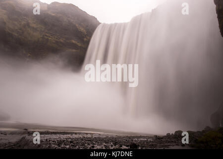 Skogar. Wunderschöne Aussicht auf die mächtigen Skogar Wasserfall in Island im Winter. Stockfoto