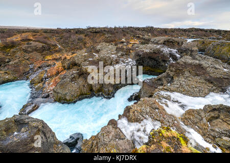 Glacial River Pool, barnafoss, Island. barnafoss, einem Wasserfall, auch bekannt als bjarnafoss, ist in der Nähe von hraunfossar, die aus hallmundarhraun, Burst Stockfoto