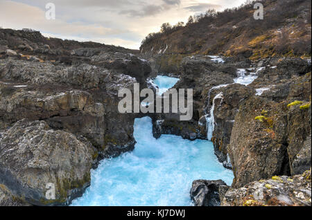 Glacial River Pool, barnafoss, Island. barnafoss, einem Wasserfall, auch bekannt als bjarnafoss, ist in der Nähe von hraunfossar, die aus hallmundarhraun, Burst Stockfoto