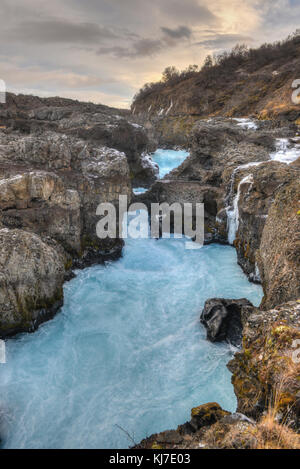 Glacial River Pool, barnafoss, Island. barnafoss, einem Wasserfall, auch bekannt als bjarnafoss, ist in der Nähe von hraunfossar, die aus hallmundarhraun, Burst Stockfoto