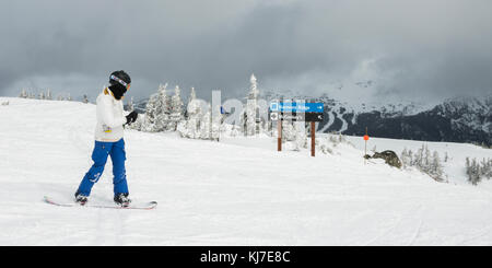 Touristische snowboarden auf verschneiten Berg, Whistler, British Columbia, Kanada Stockfoto