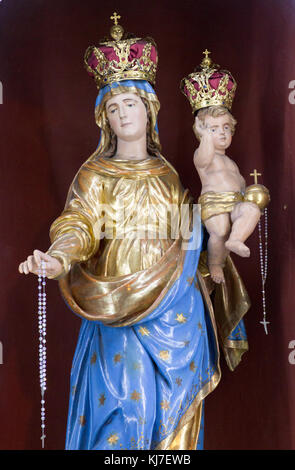 Statue der Jungfrau Maria, der Königin Holding Baby Jesus Christus. San Vittore Martire Kirche (Kirche von Saint Victor Maurus - das Moor - der Märtyrer - Kirche Stockfoto