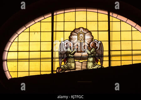 Buntglasfenster mit zwei Engeln, die die Eucharistie verehren. Kirche San Vittore Martyre (Kirche des Heiligen Viktor des Märtyrers) in Casorate Primo. Stockfoto