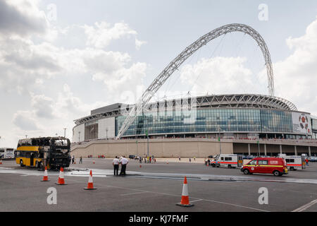 Anhänger Trainer Brand auf einem Parkplatz im Wembley Stadium, kurz bevor die Gemeinschaft Schild Kick off. Samstag, 9. August 2009 Stockfoto