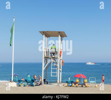 Torre del Mar, Costa del Sol, Provinz Malaga, Andalusien, Südspanien. Life guard Suche post am Hauptstrand. Stockfoto