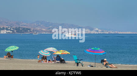 Torre del Mar, Costa del Sol, Provinz Malaga, Andalusien, Südspanien. Der Strand. Stockfoto