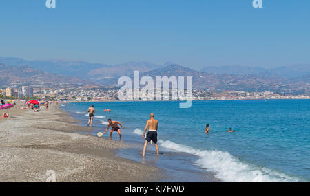 Torre del Mar, Costa del Sol, Provinz Malaga, Andalusien, Südspanien. Der Strand. Stockfoto