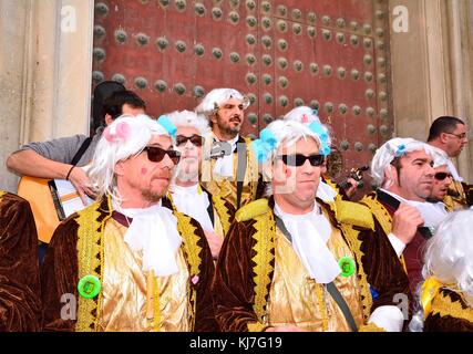 Cadiz, Spanien - 8. Februar: typische Karneval Chorus (chirigota) singen während der Karneval in den Straßen im Januar 8, 2016 in Cadiz, Spanien. Stockfoto