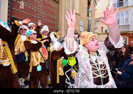 Cadiz, Spanien - 8. Februar: typische Karneval Chorus (chirigota) singen während der Karneval in den Straßen im Januar 8, 2016 in Cadiz, Spanien. Stockfoto