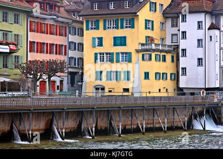 Gebäude in der Altstadt von Luzern, direkt am Reuss. Schweiz. Stockfoto