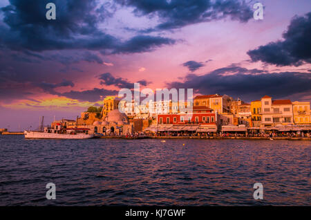 Atemberaubenden Sonnenuntergang Blick auf den alten venezianischen Hafen von Chania auf der Insel Kreta, Griechenland. Stockfoto