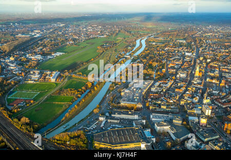 Übersicht über Hamm, Datteln-Hamm Kanal, Projektkanälkante zwischen Flughafen Hamm Lippewiesen und Innenstadt Hamm, Lippe, Sportplatz am Hi Stockfoto