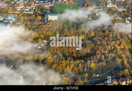 Maximilian Park im Morgennebel, Staatliche Gartenschau 1984, Maximilian-Kolonie, gläserner Elefant im Maximilian Park, Parkplatz auf dem Gelände o Stockfoto