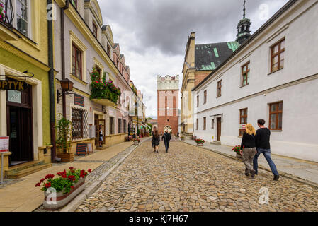 Sandomierz, Polen - 11 August, 2016: Straße in Sandomierz zu Old Town Gate Tower. Polen. Europa. Stockfoto