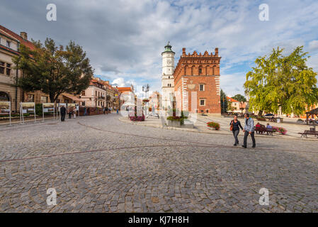 Sandomierz, Polen - 11 August, 2016: Touristen besuchen Hauptplatz in Sandomierz, sehr beliebte Touristenattraktion in Polen. Europa. Stockfoto