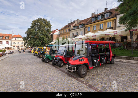 Sandomierz, Polen - 11 August, 2016: Mini Tour Busse geparkt auf dem Platz in der Altstadt von Sandomierz. Polen, Europa. Stockfoto