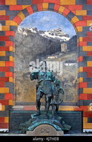 Statue von William Tell mit seinem Sohn in Altdorf, wo die 'Episode' mit dem Apfel stattfand. Kanton URI, Schweiz. Stockfoto