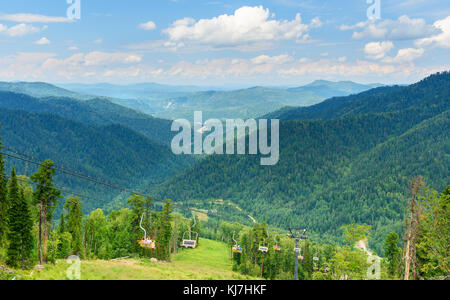 Blick von Kokuya Berg und Sesselbahn Skilift. Artybasch Dorf. Republik Altai, Sibirien. Russland Stockfoto