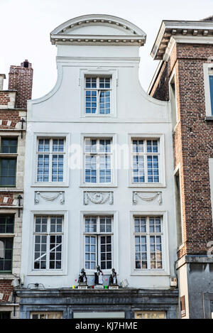 Gent, Belgien - 28, 2017 August: Fassade eines alten weißen historischen Gebäude der mittelalterlichen Stadt Gent, Belgien Stockfoto