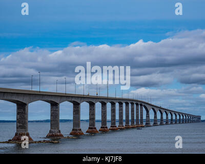 Confederation Bridge zu PEI ab Cape Jourimain, New Brunswick, Kanada gesehen. Stockfoto