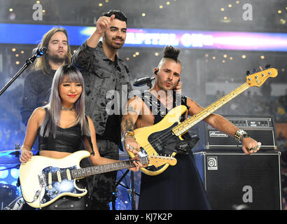 MIAMI GARDENS, FL - DEZEMBER 30: DNCE (Joe Jonas, Jack Lawless, JinJoo Lee, Cole Whittle) treten während der Halbzeitshow im Capital One Orange Bowl Spiel zwischen den Florida State Seminoles und den Michigan Wolverines am 30. Dezember 2016 im Hard Rock Stadium in Miami Gardens, FL auf. Florida Staat besiegte Michigan 33-32 Menschen: DNCE Stockfoto