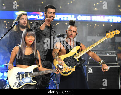 MIAMI GARDENS, FL - DEZEMBER 30: DNCE (Joe Jonas, Jack Lawless, JinJoo Lee, Cole Whittle) treten während der Halbzeitshow im Capital One Orange Bowl Spiel zwischen den Florida State Seminoles und den Michigan Wolverines am 30. Dezember 2016 im Hard Rock Stadium in Miami Gardens, FL auf. Florida Staat besiegte Michigan 33-32 Menschen: DNCE Stockfoto