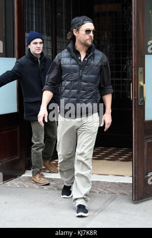 New York, NY - Dezember 21: Schauspieler Matthew mcconaughey und Camila Alves, die Frau trägt einen ausgestopften Rentier ihre Downtown Hotel am Dezember 21, 2016 in New York City People: Matthew mcconaughey Stockfoto