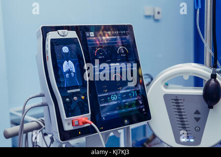 Medizin, Gesundheitswesen, Not- und medizinische Ausrüstung Konzept - extrakorporale Life Support Maschine im Operationssaal. Moderne, Herz, Gehirn, Nieren s Stockfoto
