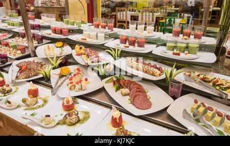 Anzeige für die Auswahl von à-la-carte-kaltes Fleisch Salat essen zu einem Luxus Restaurant Buffet Bar Stockfoto