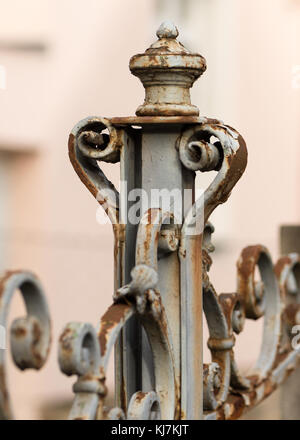 Details einer alten verrosteten Eisentor an einem bewölkten Tag Stockfoto