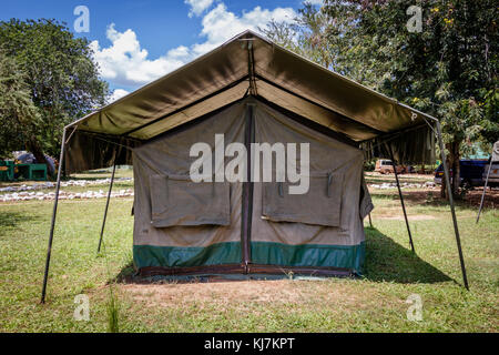 Safari Camp in Murchison Falls National Park in Uganda. Stellen Sie sich vor Hippo gehen um dieses Lager in der Nacht und Beweidung Gras Stockfoto