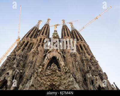 Barcelona, Spanien - 11. Nov. 2016: Baukräne über der nordöstlichen Krippe Fassade der Kathedrale Sagrada Familia in Barcelona. Stockfoto