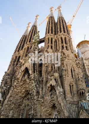 Barcelona, Spanien - 11. Nov. 2016: Baukräne über der nordöstlichen Krippe Fassade der Kathedrale Sagrada Familia in Barcelona. Stockfoto