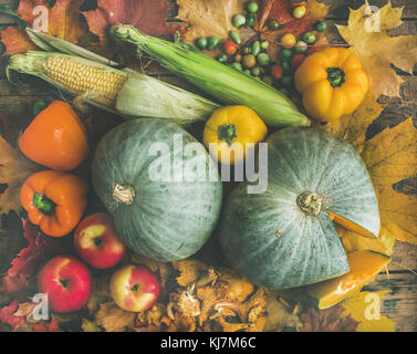 Herbst Gemüse Sortiment über holztisch Hintergrund, Ansicht von oben. Herbst Lebensmittelzutat Hintergrund, Muster und Strukturen Stockfoto