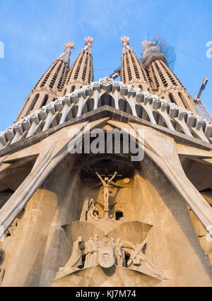 Die Türme der Kirchen der westlichen Leidenschaft Fassade der Kathedrale Sagrada Familia in Barcelona. Stockfoto