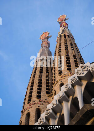 Die Türme der Kirchen der westlichen Leidenschaft Fassade der Kathedrale Sagrada Familia in Barcelona. Stockfoto