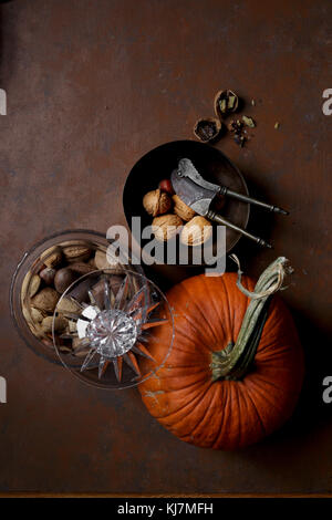 Kürbis und Nüsse, Herbstbild Stockfoto
