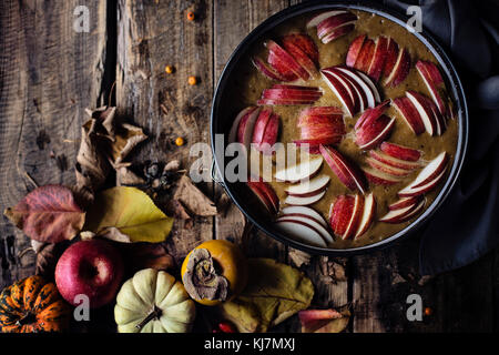 Herbstliche Stimmung: Apfelkuchen in der Herstellung Stockfoto