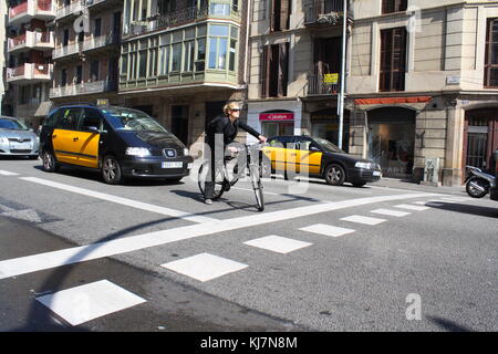 Schwarze und Gelbe Taxis Transport von Touristen in Barcelona, Spanien. Stockfoto