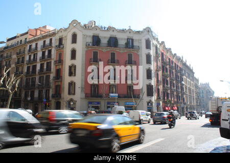 Schwarze und Gelbe Taxis Transport von Touristen in Barcelona, Spanien. Stockfoto