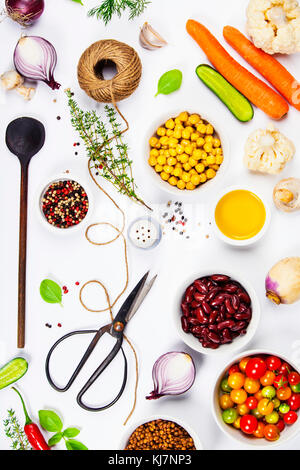 Bunte Lebensmittelzutaten auf weißem Hintergrund. Bio Gesunde Ernährung Kräuter und Gewürze für Gesundheit kochen. Organische Zutaten zum Kochen über Weiß. Diät oder v Stockfoto