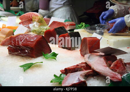 Red mageres und fettes Thunfisch Fleisch zum Verkauf an die organische marine Food Markt in Barcelona. Stockfoto