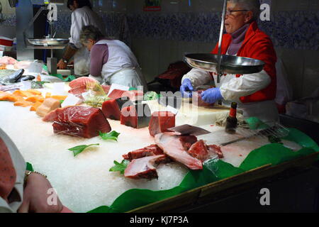 Red mageres und fettes Thunfisch Fleisch zum Verkauf an die organische marine Food Markt in Barcelona. Stockfoto